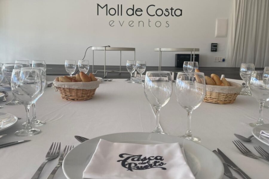 Mesa preparada para el evento de la Autoridad Portuaria en Moll de Costa