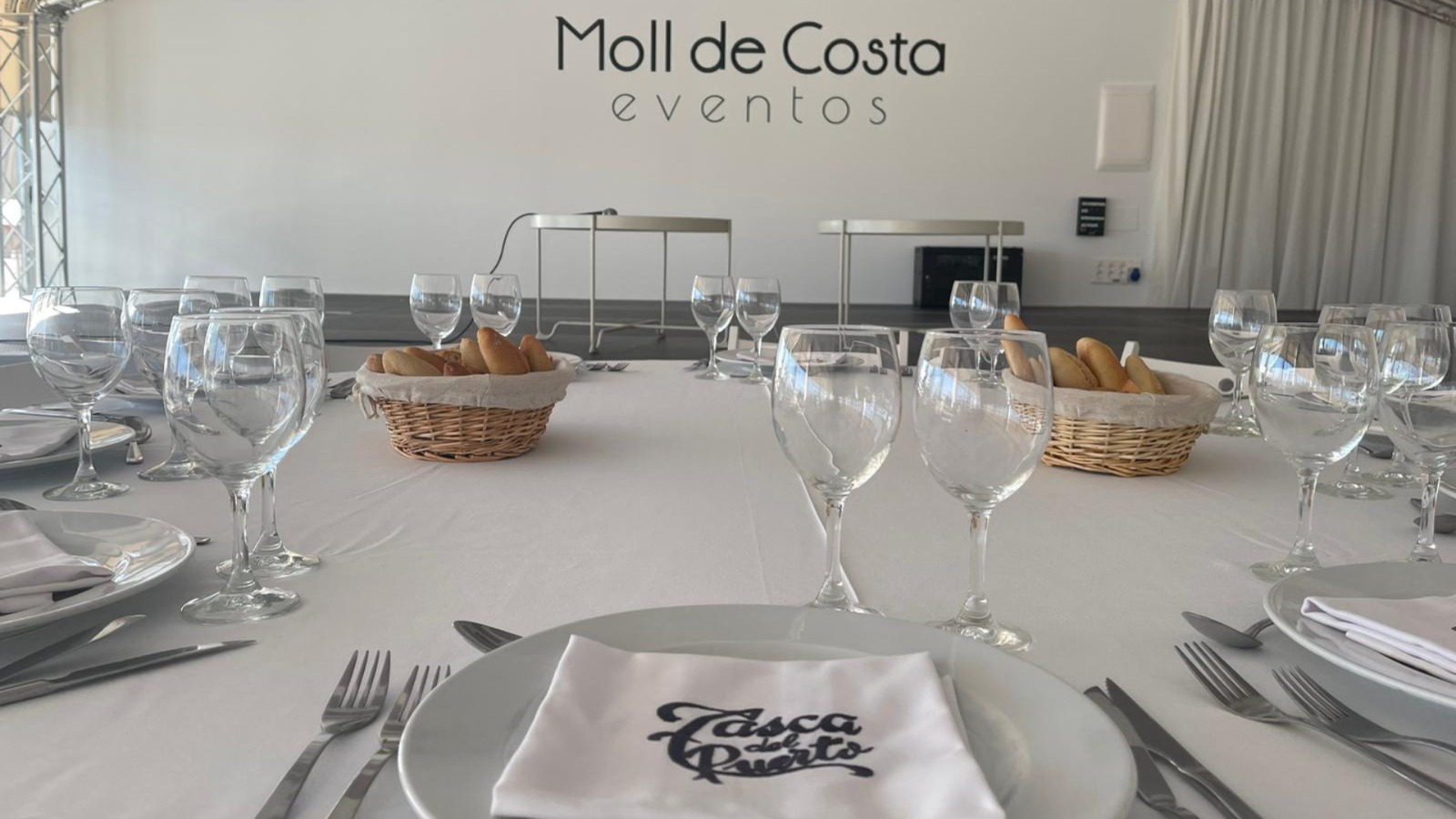 Mesa preparada para el evento de la Autoridad Portuaria en Moll de Costa