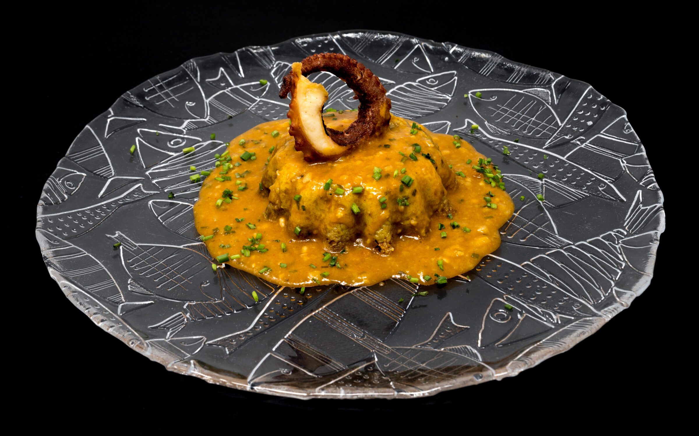 Arroz meloso emplatado en plato de autor