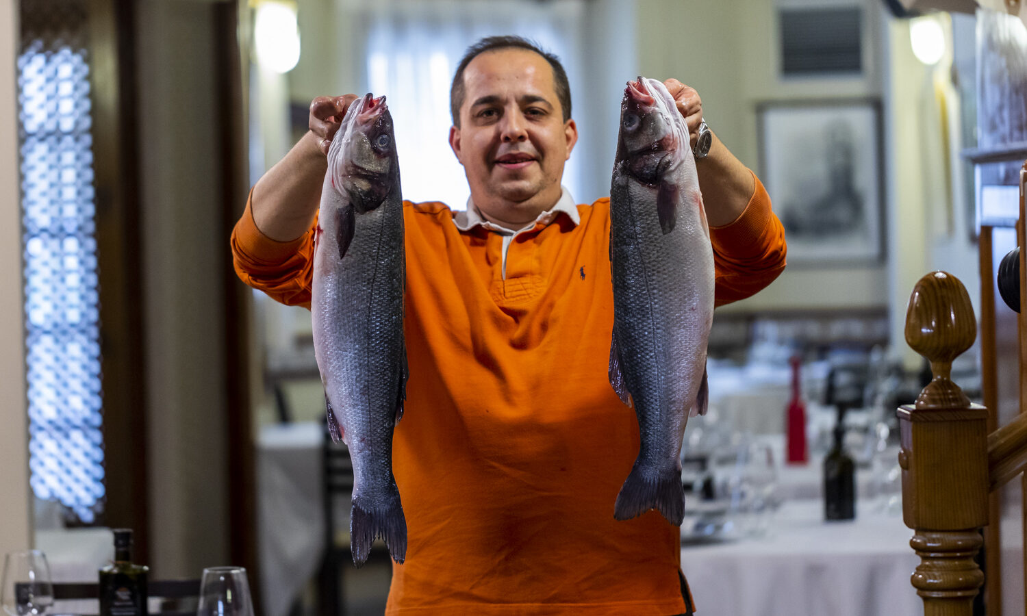 Pescado fresco recién llegado de la lonja en el comedor del restaurante