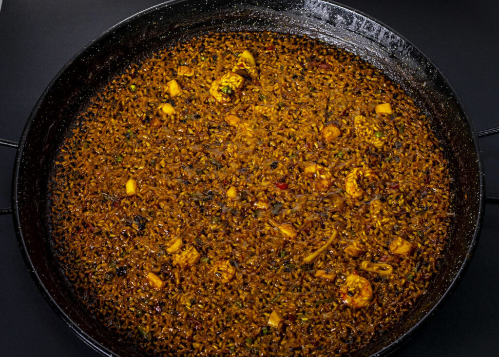 Arroz en su paella, recién hecho