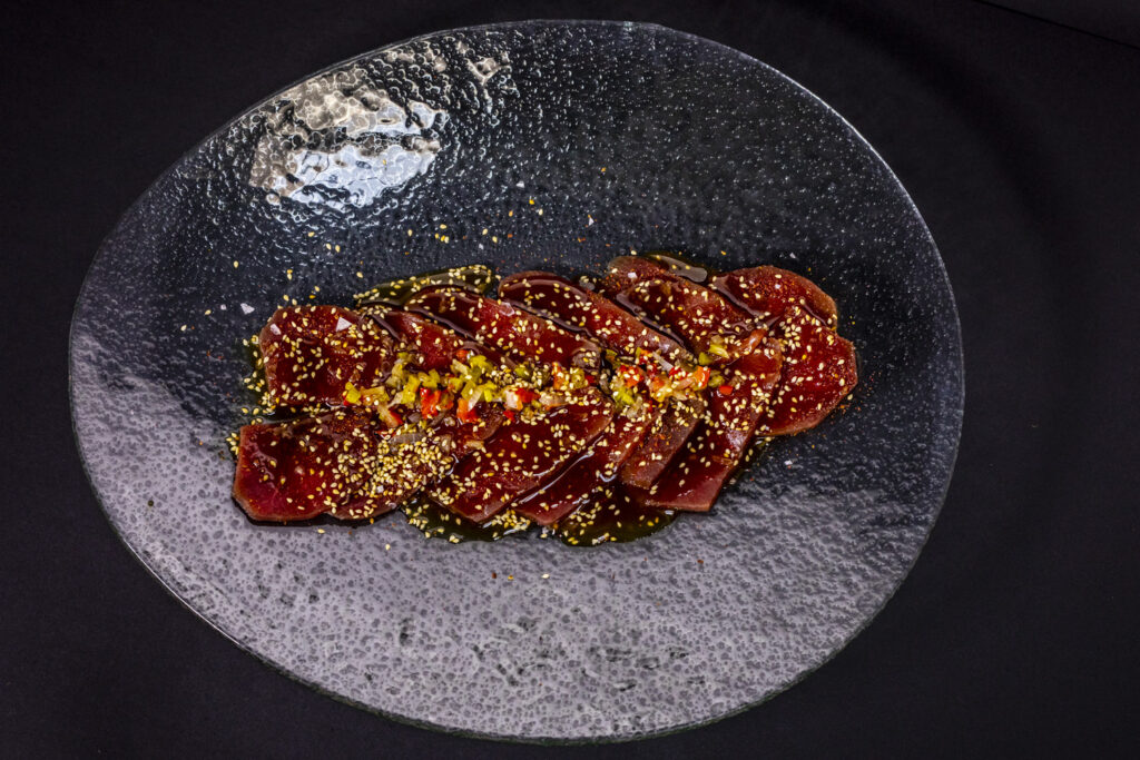 Sashimi de atún rojo con verduritas