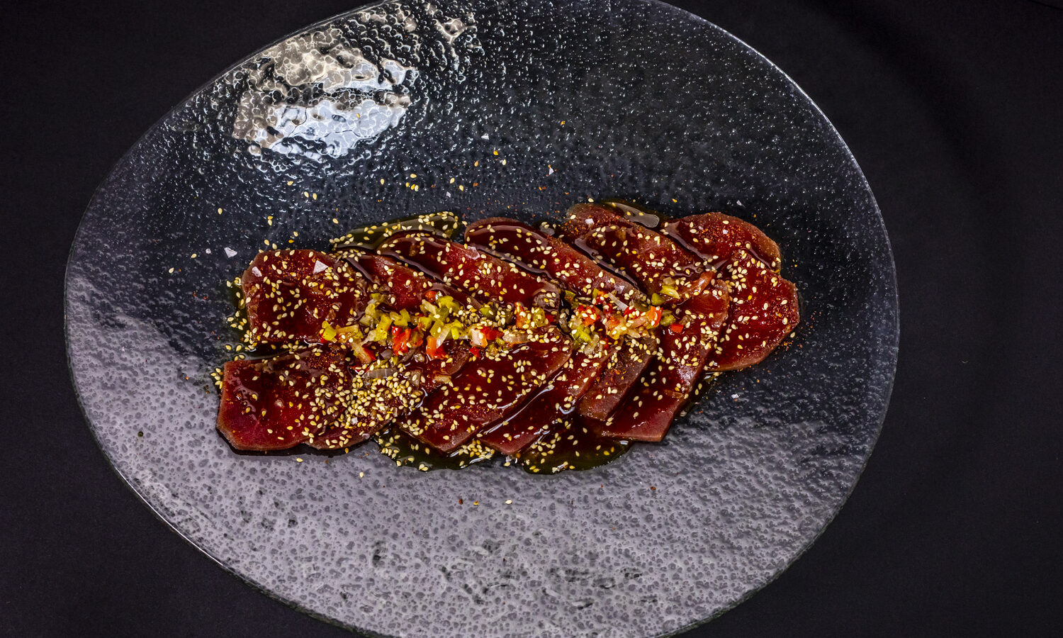 Sashimi de atún rojo con verduritas emplatado